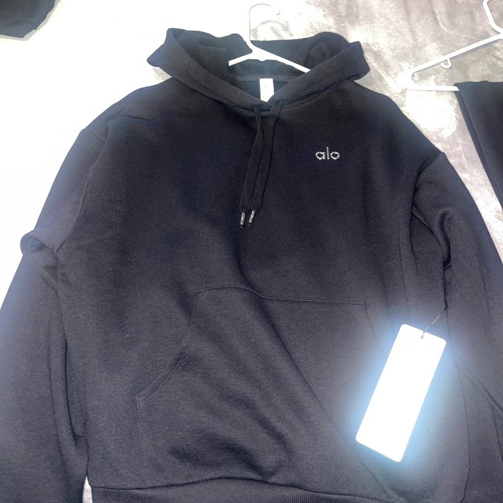 ALO sweater hoodie and sweatpants in XS SMALL. Never been worn.